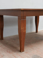 Nahaufnahme eines originalen Tischbeins mit Zarge des Jugendstil-Esstisches. Die klare geometrische Gestaltung und die ausgezeichnete Holzqualität spiegeln die typische Formensprache der Dresdner Werkstätten Hellerau wieder.