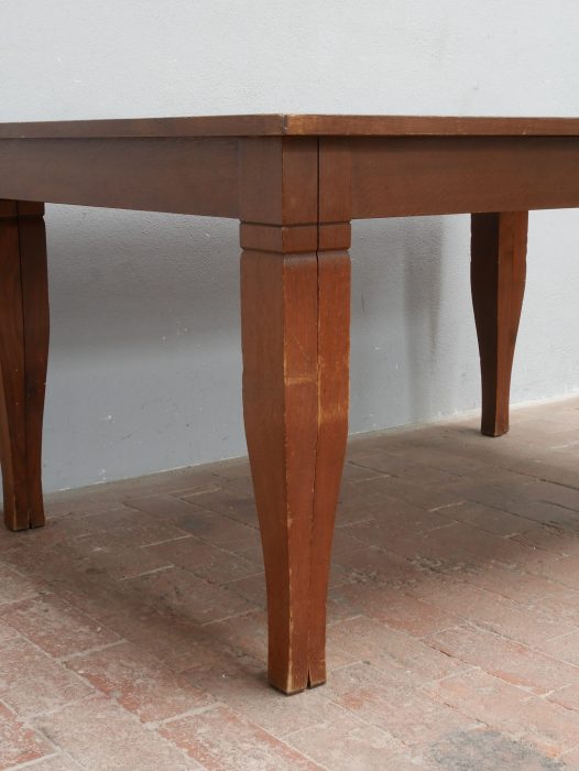 Nahaufnahme eines originalen Tischbeins mit Zarge des Jugendstil-Esstisches. Die klare geometrische Gestaltung und die ausgezeichnete Holzqualität spiegeln die typische Formensprache der Dresdner Werkstätten Hellerau wieder.