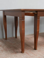 Detailansicht eines weiteren Tischbeins mit Zarge. Die Aufnahme verdeutlicht die solide Konstruktion, die elegante Linienführung und den hervorragenden Originalzustand des Jugendstil-Esstisches.
