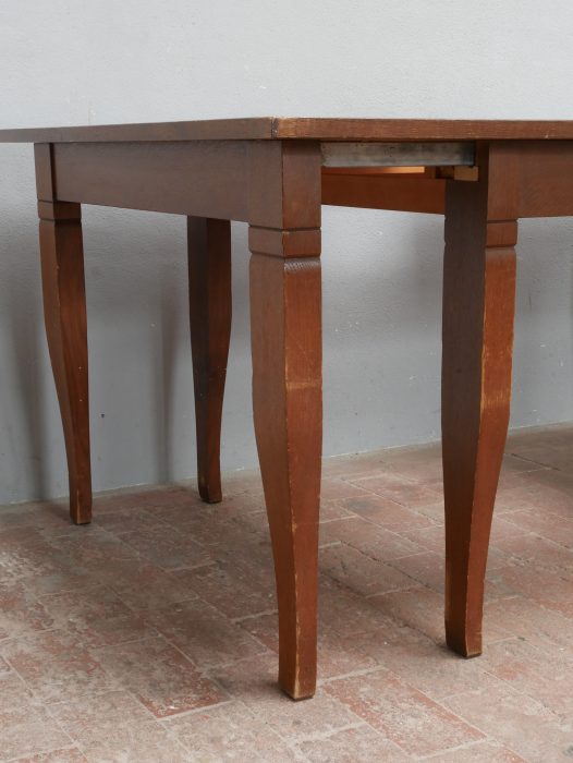Detailansicht eines weiteren Tischbeins mit Zarge. Die Aufnahme verdeutlicht die solide Konstruktion, die elegante Linienführung und den hervorragenden Originalzustand des Jugendstil-Esstisches.