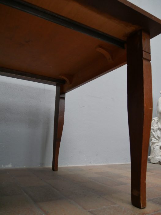 Weitere Unteransicht des Esstisches mit Blick auf Tischbein und Untergestell. Die Aufnahme dokumentiert die solide Konstruktion und den sehr guten originalen Erhaltungszustand.