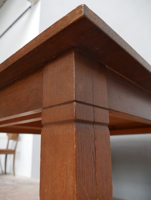 Detailaufnahme des Übergangs zwischen Tischplatte, Zarge und Tischbein. Die Aufnahme zeigt die hochwertige handwerkliche Verarbeitung und die sachliche Formensprache des Entwurfs von Richard Riemerschmid.