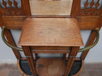 Draufsicht auf die feste Ablagefläche der originalen Jugendstil-Garderobe um 1900. Die Aufnahme zeigt die natürliche Holzoberfläche, die geschwungene Form und die sorgfältige handwerkliche Verarbeitung des mittleren Konsolenbereichs.