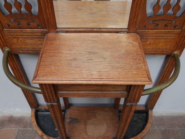 Draufsicht auf die feste Ablagefläche der originalen Jugendstil-Garderobe um 1900. Die Aufnahme zeigt die natürliche Holzoberfläche, die geschwungene Form und die sorgfältige handwerkliche Verarbeitung des mittleren Konsolenbereichs.
