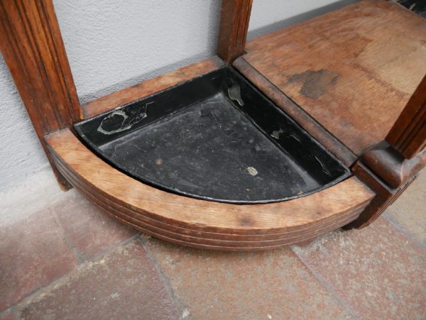 Detailansicht der originalen herausnehmbaren Abtropfschale für Regenschirme. Die praktische Schale schützt den Boden und gehört zur vollständigen Originalausstattung der Jugendstil-Garderobe.