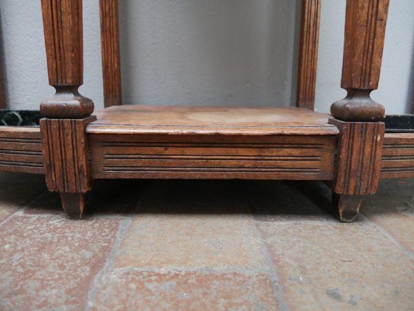 Detailaufnahme des unteren Sockelbereichs mit den massiven Standfüßen und der stabilen Holzkonstruktion der originalen Jugendstil-Garderobe.