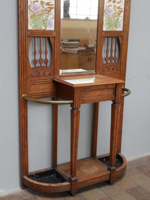 Ansicht der Garderobe mit ausgeklappter Ablagefläche. Gut sichtbar sind Spiegel, Garderobenhaken sowie die praktische aufklappbare Ablage im mittleren Bereich des Möbelstücks.