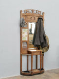 Wunderschöne originale Jugendstil-Garderobe um 1900 in der Hauptansicht. Das aufwendig gearbeitete Möbel verfügt über originale Keramikfliesen, kunstvolle Jugendstil-Schnitzereien, einen großen Spiegel, Messinghaken, ein aufklappbares Ablagefach sowie zwei integrierte Schirmständer mit herausnehmbaren Abtropfschalen.