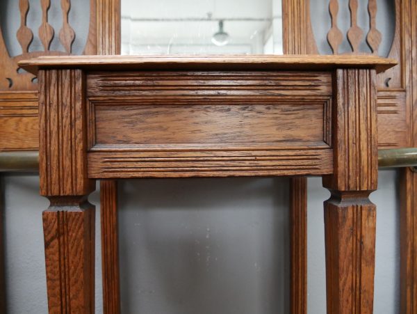 Detailaufnahme des mittleren Konsolentisches unterhalb des Spiegels. Die fein gearbeiteten Tischbeine und die harmonische Gestaltung ergänzen das Gesamtbild der hochwertigen Garderobe.