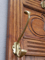Nahaufnahme eines originalen Messinghakens der Jugendstil-Garderobe. Die hochwertige Ausführung und der sehr gute Erhaltungszustand der originalen Beschläge sind deutlich erkennbar.