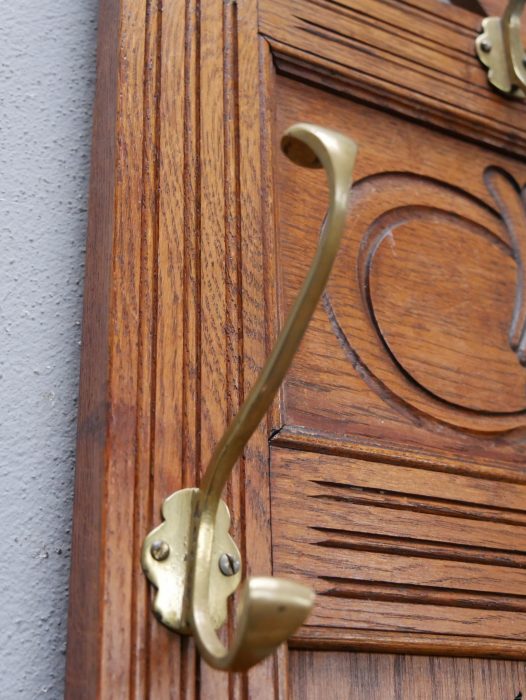 Nahaufnahme eines originalen Messinghakens der Jugendstil-Garderobe. Die hochwertige Ausführung und der sehr gute Erhaltungszustand der originalen Beschläge sind deutlich erkennbar.