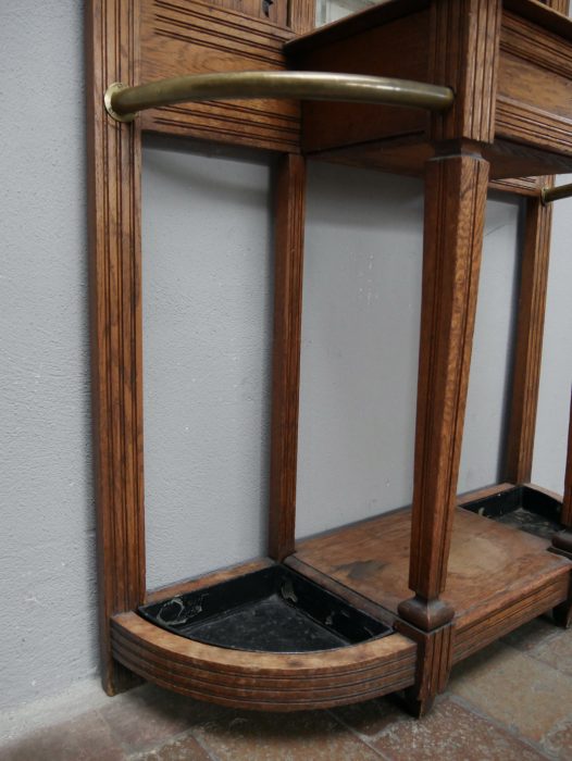 Detailansicht eines integrierten Schirmständers im unteren Bereich der Garderobe. Die elegante Konstruktion verbindet Funktionalität mit der typischen Jugendstil-Formensprache.