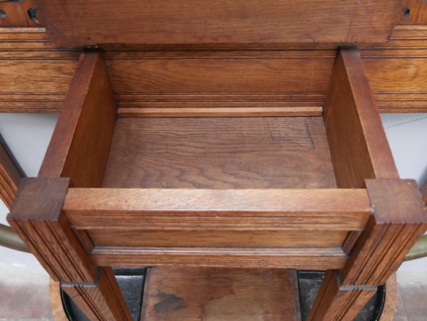 Detailaufnahme des geöffneten Ablagefaches der Jugendstil-Garderobe. Sichtbar sind die sauber gearbeitete Holzkonstruktion sowie der großzügige Stauraum für Handschuhe oder kleinere Utensilien.