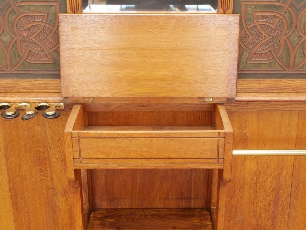 Geöffnetes Fach mit Deckel im mittleren Bereich der Garderobe. Die Aufnahme zeigt den praktischen Stauraum für kleinere Gegenstände sowie die sauber ausgeführte Holzkonstruktion und die funktionale Innenausstattung.
