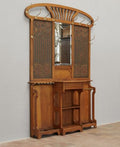 Außergewöhnliche Jugendstil-Wandgarderobe um 1900 mit großem Facettenspiegel, kunstvoll geprägten und farbig gefassten Lederfüllungen sowie elegant geschwungenem Aufsatz. Die hochwertige Einzelanfertigung eines Dresdner Fabrikanten befindet sich im guten unrestaurierten Originalzustand und vereint Garderobe, Spiegel, Ablage und Stauraum in einem repräsentativen Möbelstück.
