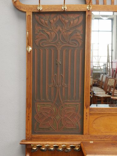 Detailansicht einer seitlichen Lederfüllung mit aufwendig geprägtem und punziertem floralen Jugendstil-Dekor. Die farbig gefasste Lederarbeit zeigt die außergewöhnliche handwerkliche Qualität dieser seltenen Dresdner Einzelanfertigung.
