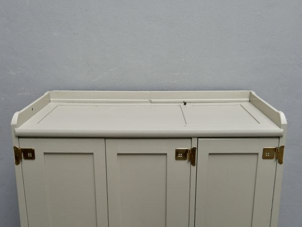 Detailaufnahme der oberen Schrankabdeckung mit sauber gearbeiteter Deckplatte und typischer sachlicher Gestaltung der Deutschen Werkstätten Hellerau.