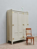 Absolutes Jugendstil-Highlight: dreitüriger Kleider- und Wäscheschrank nach Entwurf von Richard Riemerschmid, gefertigt 1905 in den Deutschen Werkstätten Hellerau. Die Hauptansicht zeigt den elegant proportionierten Schrank mit heller Neufassung, originalen Messingbeschlägen und zeitlos sachlicher Gestaltung.