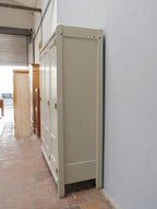 Rechte Seitenansicht des Schranks mit harmonischer Proportion, leicht konischer Form und hochwertiger handwerklicher Verarbeitung.