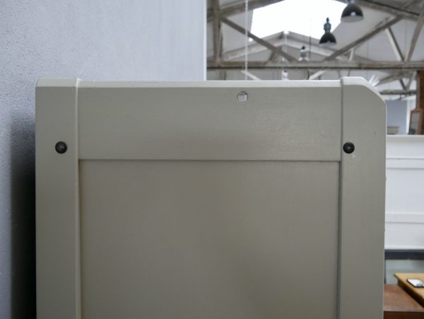 Detailaufnahme des oberen seitlichen Abschlusses mit charakteristisch geschwungener Seitenwange und harmonischer Linienführung des Richard-Riemerschmid-Entwurfs.