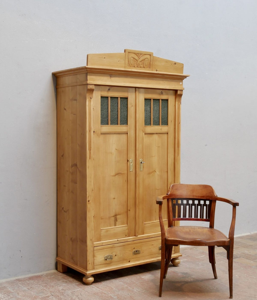Original Jugendstil-Kleiderschrank um 1900 aus Weichholz in restauriertem Zustand – Gesamtansicht mit passendem Stuhl.