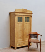 Original Jugendstil-Kleiderschrank um 1900 aus Weichholz in restauriertem Zustand – Gesamtansicht mit passendem Stuhl.