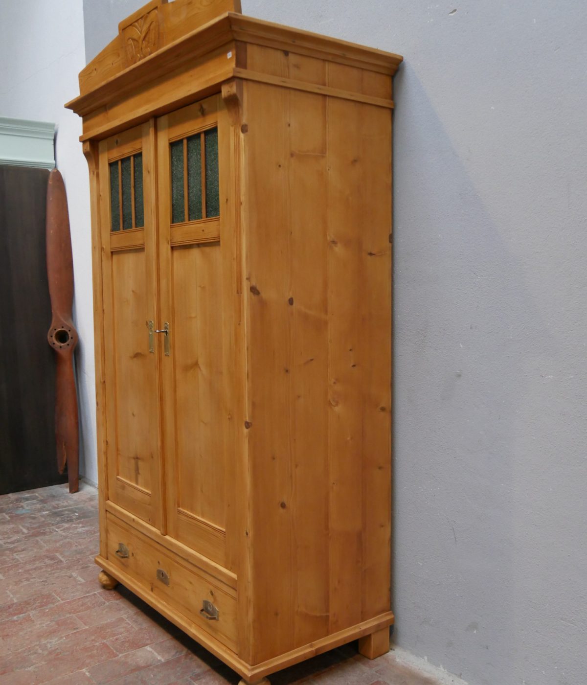 Schrägansicht des Jugendstil-Kleiderschranks.