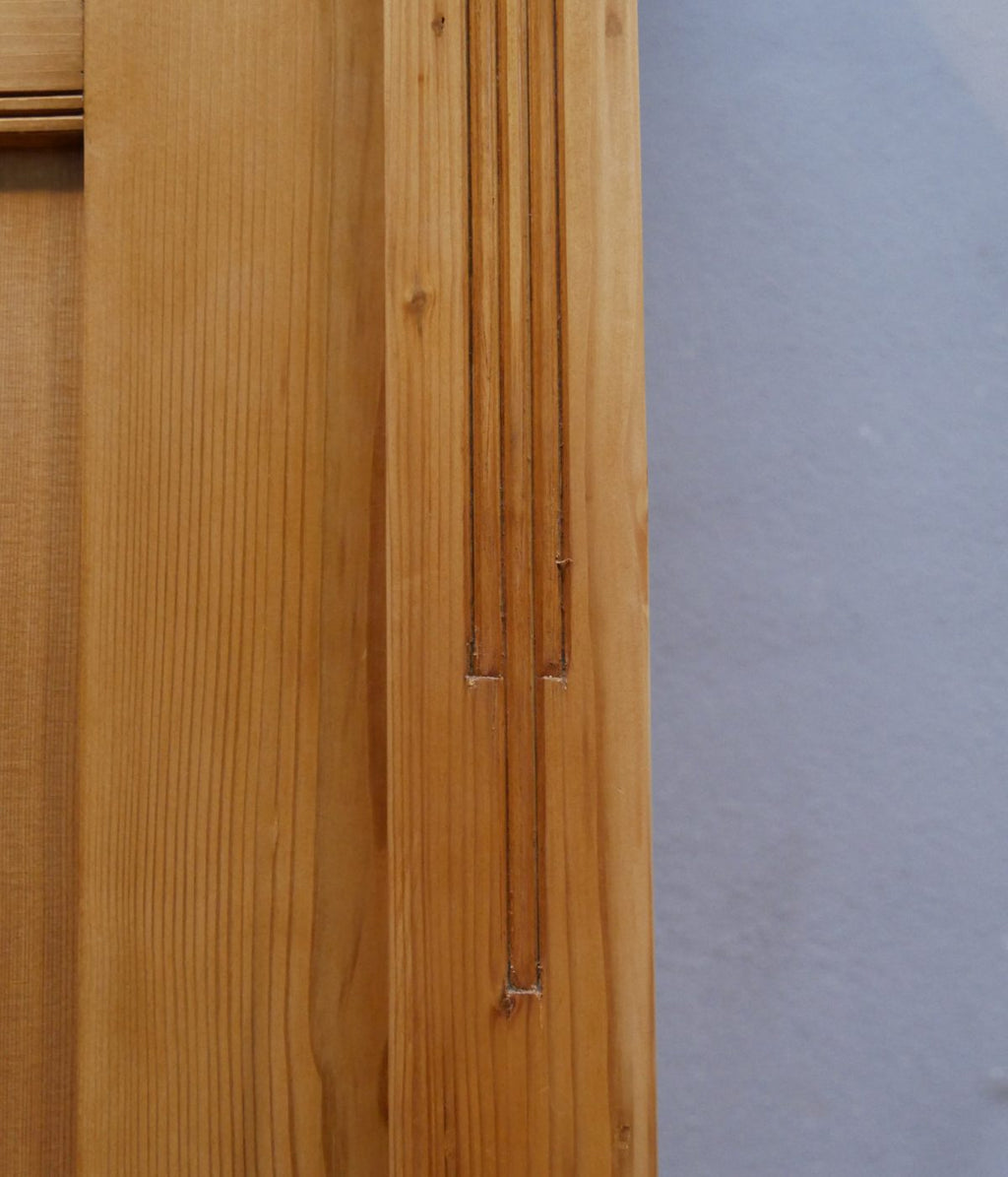 Detailansicht des restaurierten Jugendstil-Kleiderschranks aus Weichholz.