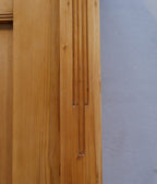 Detailansicht des restaurierten Jugendstil-Kleiderschranks aus Weichholz.
