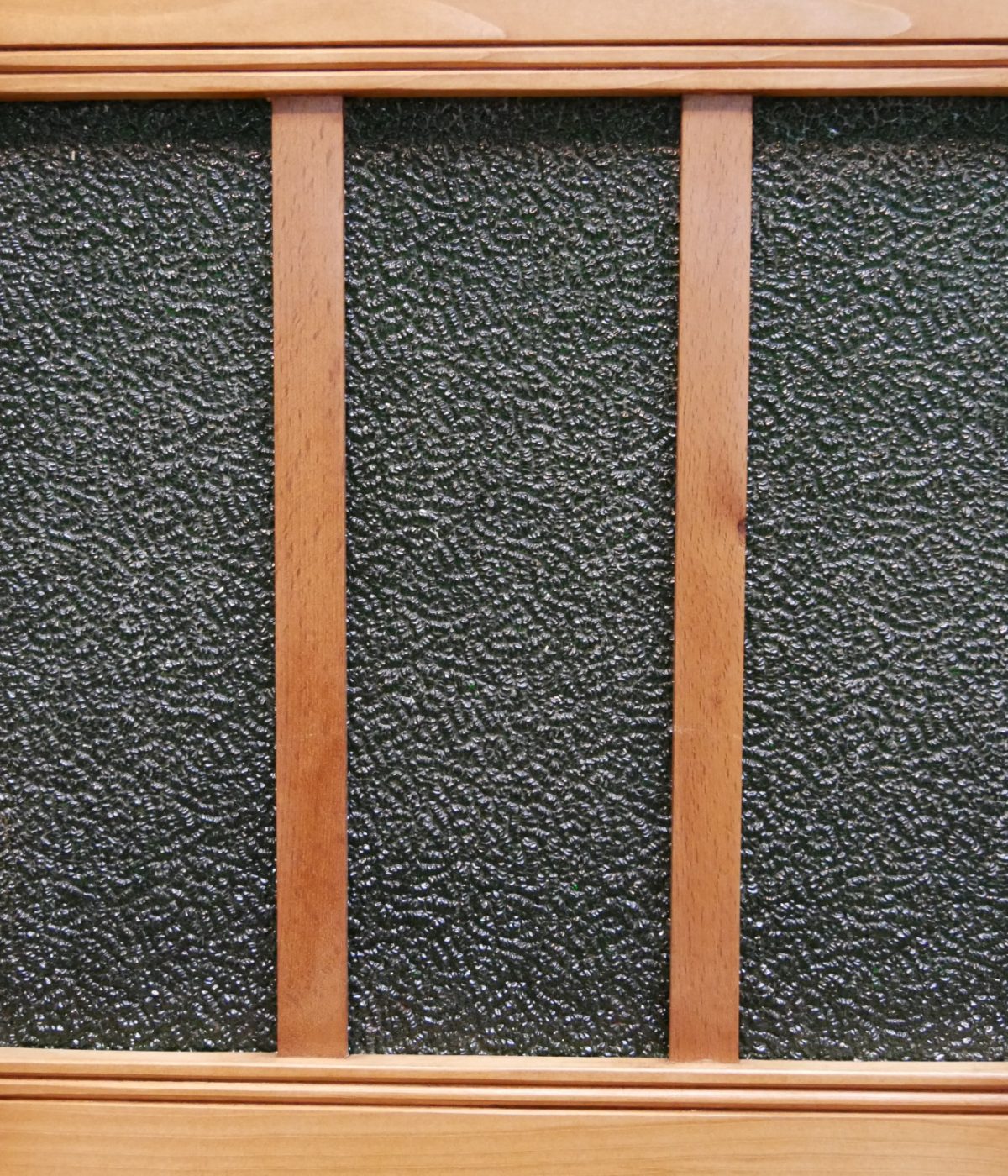 Detail der oberen Glaseinsätze in den Schranktüren des Jugendstil-Kleiderschranks.