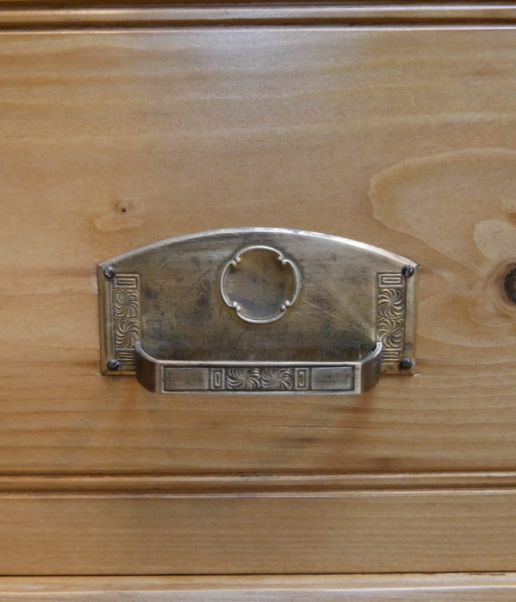 Originaler Metallgriff der Schublade am Jugendstil-Kleiderschrank.