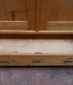Detail des Innenbereichs des Schubladens und Holzoberfläche des restaurierten Kleiderschranks