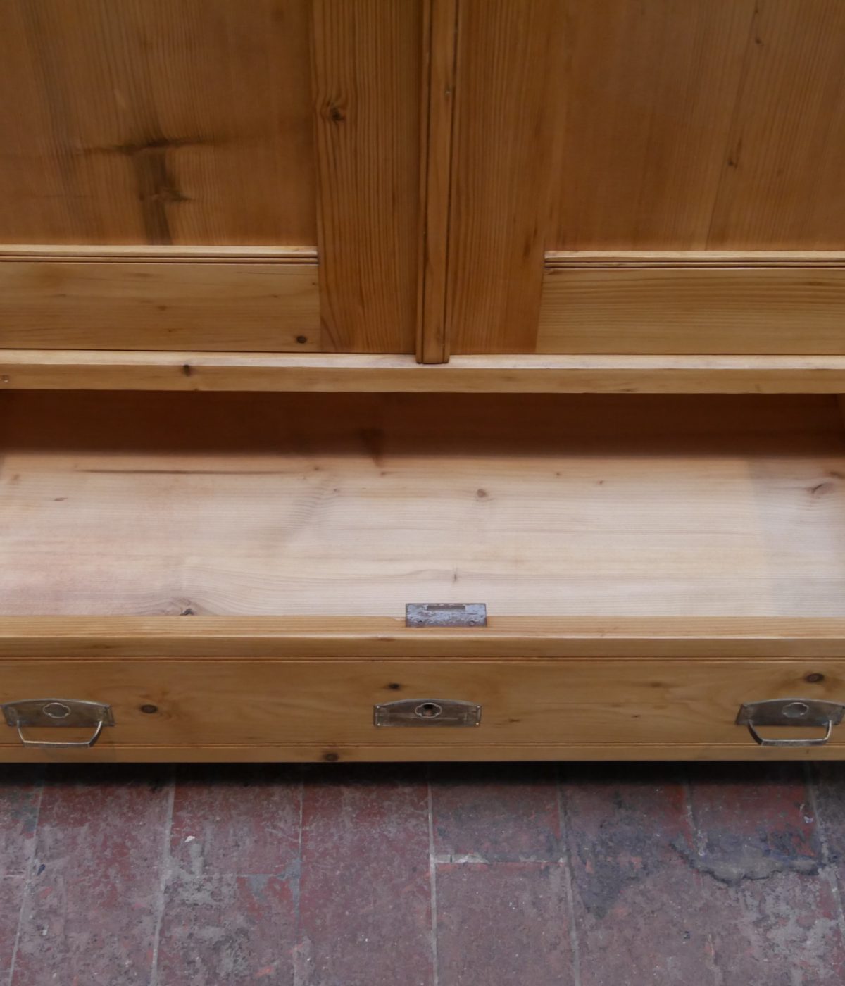 Detail des Innenbereichs des Schubladens und Holzoberfläche des restaurierten Kleiderschranks