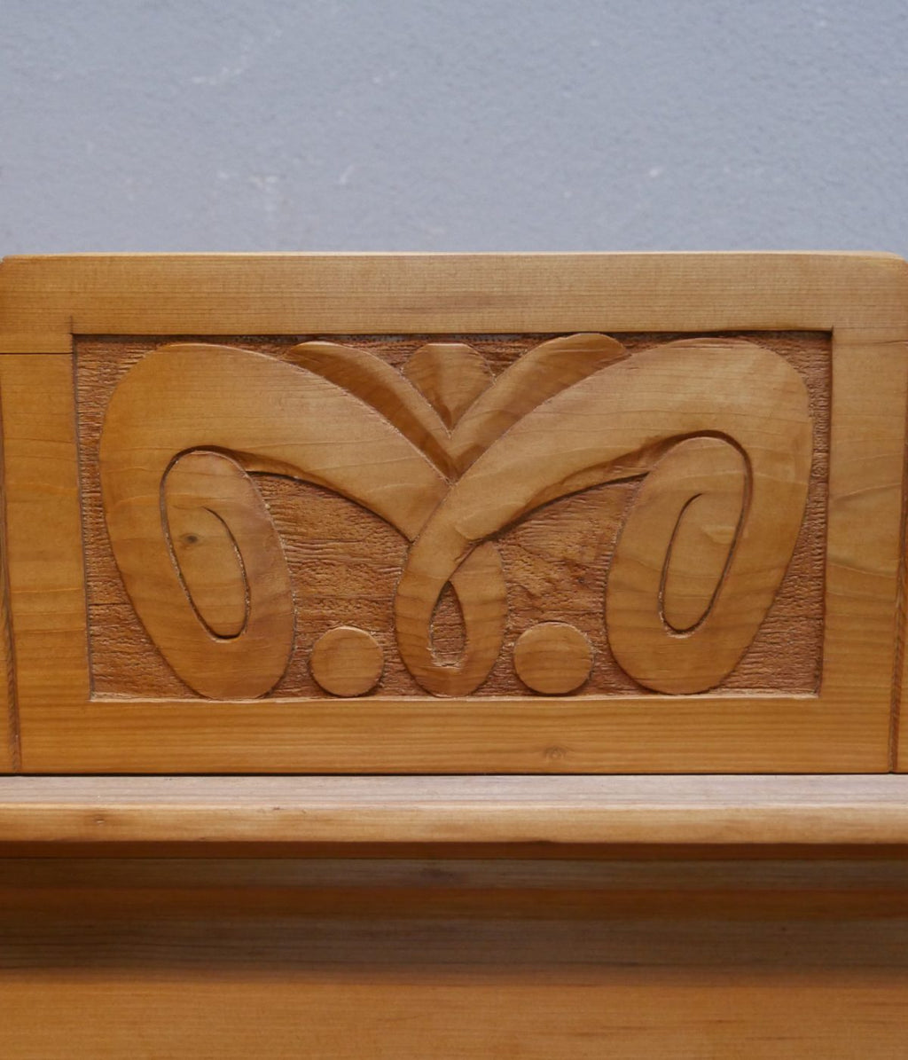 Detail der geschnitzten Jugendstil-Ornamente an der Front des Kleiderschranks.