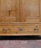 Schublade des Jugendstil-Kleiderschranks mit originaler Holzfront und restaurierter Oberfläche.