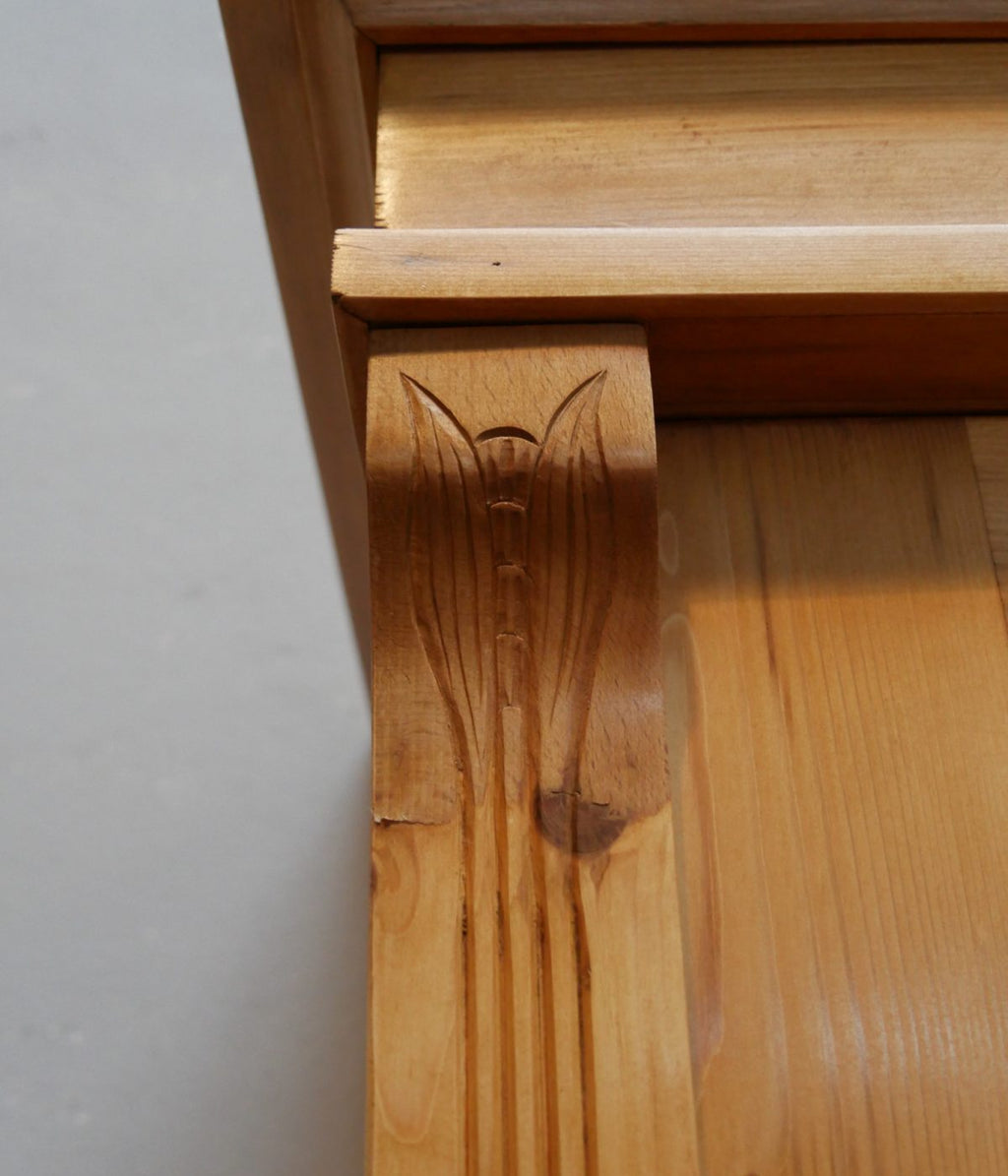 Detail der seitlichen Gestaltung und Konstruktion des Jugendstil-Kleiderschranks aus Weichholz.