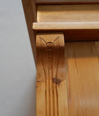 Detail der seitlichen Gestaltung und Konstruktion des Jugendstil-Kleiderschranks aus Weichholz.
