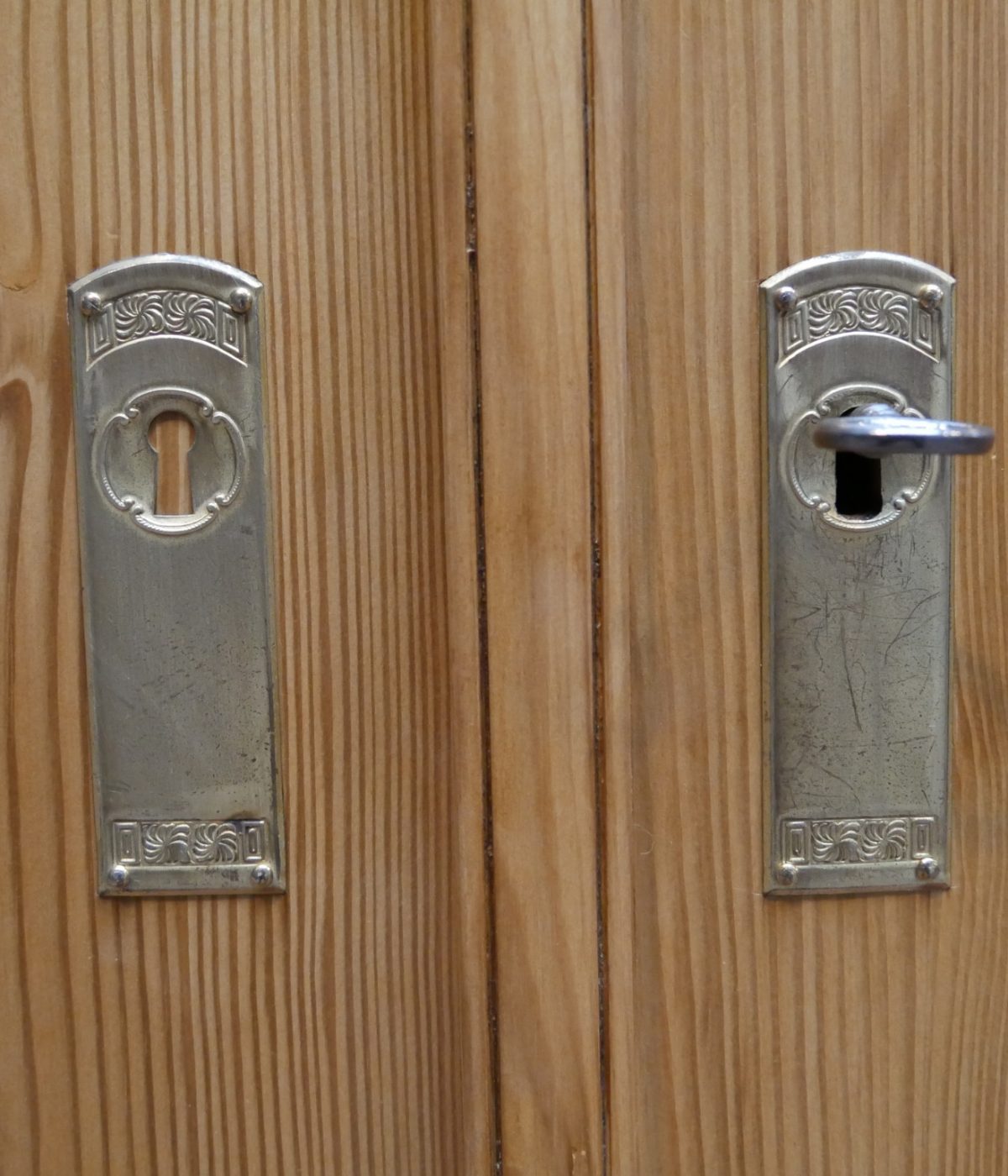 Detail des originalen Jugendstil-Türbeschlags und Schlosses an der Schranktür.