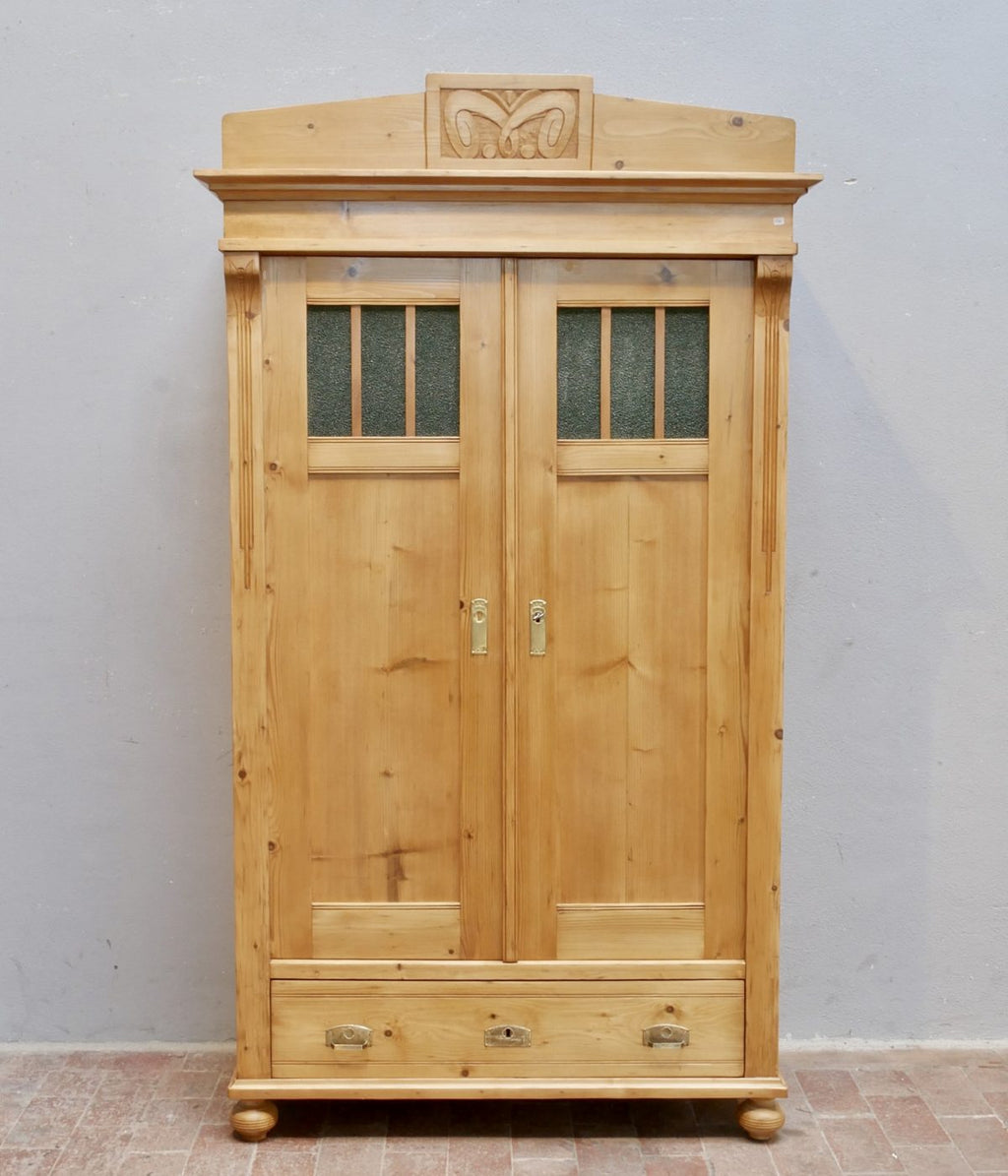 Vorderansicht des restaurierten Jugendstil-Kleiderschranks mit abnehmbarem Aufsatz und Glaseinsätzen.