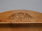 Nahaufnahme des originalen abnehmbaren Jugendstil-Aufsatzes mit fein geschnitztem Ornament. Die dekorative Bekrönung unterstreicht die hochwertige handwerkliche Gestaltung des Kleiderschranks um 1900.
