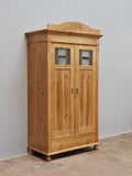 Wunderschöner originaler Jugendstil-Kleiderschrank aus Weichholz um 1900 in wohnfertig restauriertem Zustand. Der zweitürige Schrank besitzt originale Bleiglasfenster, aufwendig geschnitzte Jugendstil-Ornamente an Türen und Seiten, einen originalen abnehmbaren Aufsatz sowie einen Schubkasten im Sockelbereich.
