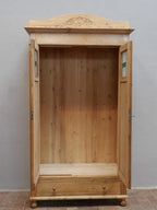 Innenansicht des geöffneten Jugendstil-Kleiderschranks aus Weichholz. Der geräumige Innenraum bietet Platz für eine Kleiderstange und kann auf Wunsch mit zusätzlichen Einlegeböden ausgestattet werden.

