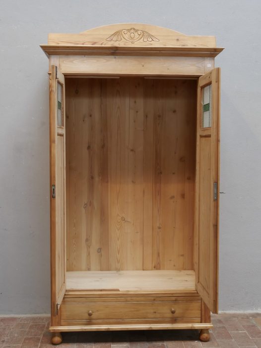 Innenansicht des geöffneten Jugendstil-Kleiderschranks aus Weichholz. Der geräumige Innenraum bietet Platz für eine Kleiderstange und kann auf Wunsch mit zusätzlichen Einlegeböden ausgestattet werden.
