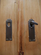 Nahaufnahme der originalen Türbeschläge des Jugendstil-Kleiderschranks. Die historischen Metallbeschläge sind vollständig erhalten und ergänzen die authentische Ausstattung des Schranks.