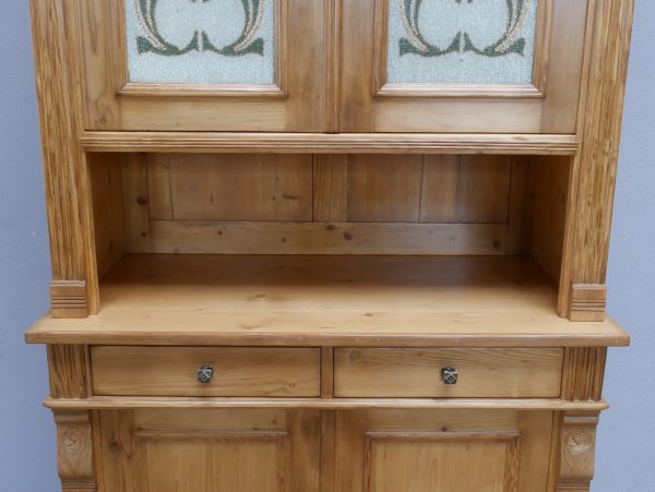 Detailaufnahme der Vorderseite des Buffets mit offener Ablage, mittiger Schublade und sorgfältig restaurierten Holzoberflächen im originalen Jugendstil-Design.