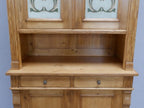 Detailaufnahme der Vorderseite des Buffets mit offener Ablage, mittiger Schublade und sorgfältig restaurierten Holzoberflächen im originalen Jugendstil-Design.