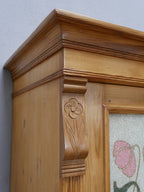 Detail der profilierten Kranzleiste sowie der seitlichen Jugendstil-Verzierungen des restaurierten Küchenbuffetts. Die hochwertige handwerkliche Verarbeitung des Oberteils wird hervorgehoben.