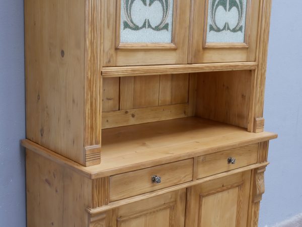 Detail der offenen Ablagefläche unterhalb des Vitrinenoberteils. Das praktische Ablagefach verbindet Ober- und Unterteil des restaurierten Jugendstil-Küchenbuffetts.
