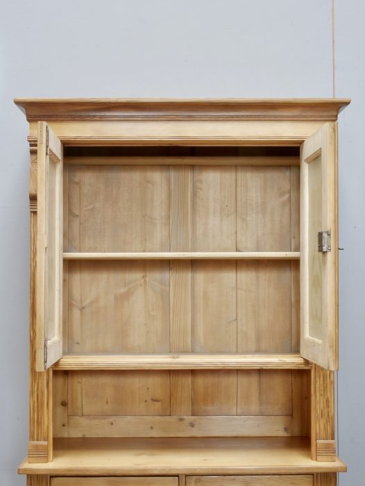 Geöffneter Oberschrank des Jugendstil-Küchenbuffetts mit zwei Einlegeböden. Die Innenausstattung aus massivem Weichholz zeigt den funktionalen Stauraum des historischen Möbels.