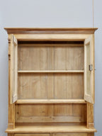 Geöffneter Oberschrank des Jugendstil-Küchenbuffetts mit zwei Einlegeböden. Die Innenausstattung aus massivem Weichholz zeigt den funktionalen Stauraum des historischen Möbels.
